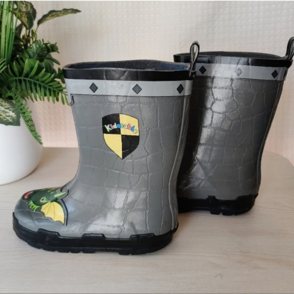 Kidorable Dragon Knight Gray Natural Rubber Rainboots Size 9 toddler
